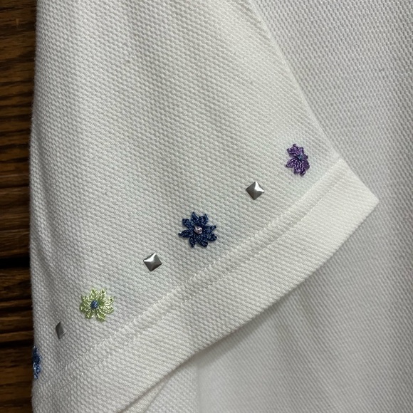 BLAST white medium top w/embellishment of flowers & silver accents, smoke free - Picture 3 of 5